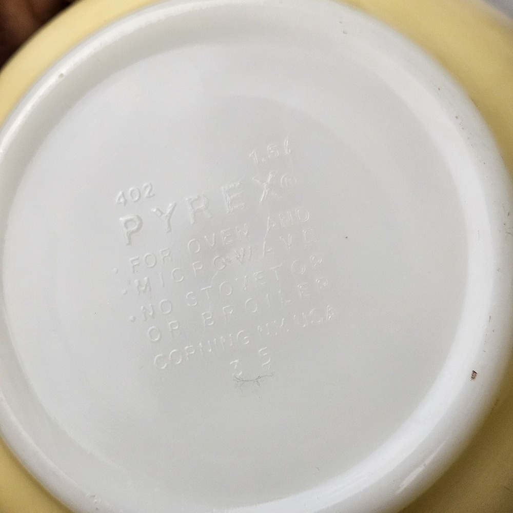 Vintage Pyrex 402 Shenandoah Mixing Nesting Bowl Yellow 1.5 Liter - Picture 4 of 4